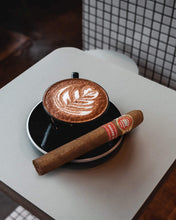 
                      
                        Load image into Gallery viewer, H. Upmann Magnum 46
                      
                    