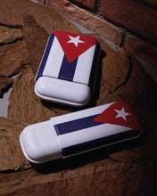 
                      
                        將圖片載入圖庫檢視器 Elie Bleu Cuban Flag Leather Cigar Case
                      
                    